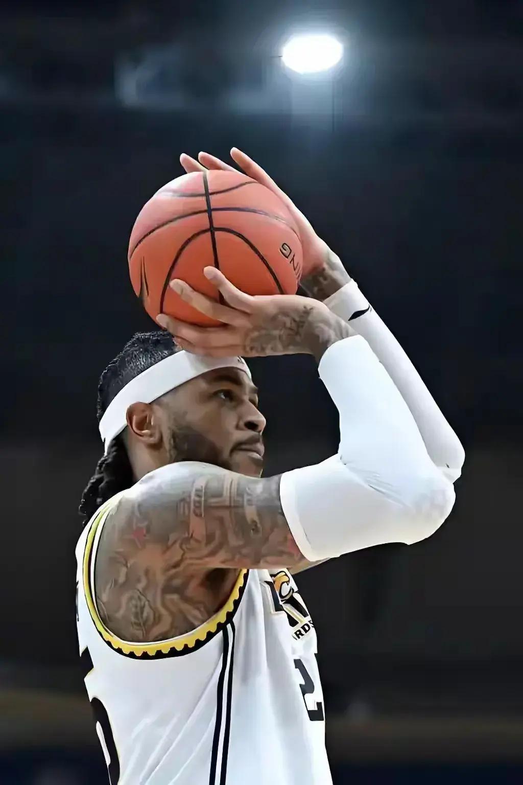 转折点辽宁本钢绝杀压哨；NBA总决赛转会期攻防权衡；管理层满意；赛季目标并未改变的简单介绍